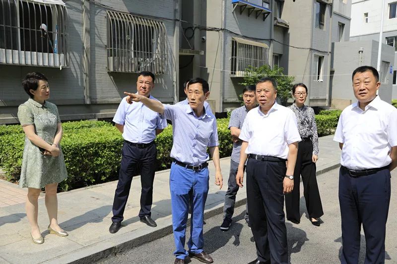 在机场街道迎客路8号院,郝宏军书记听取了区城建局,机场街道的汇报