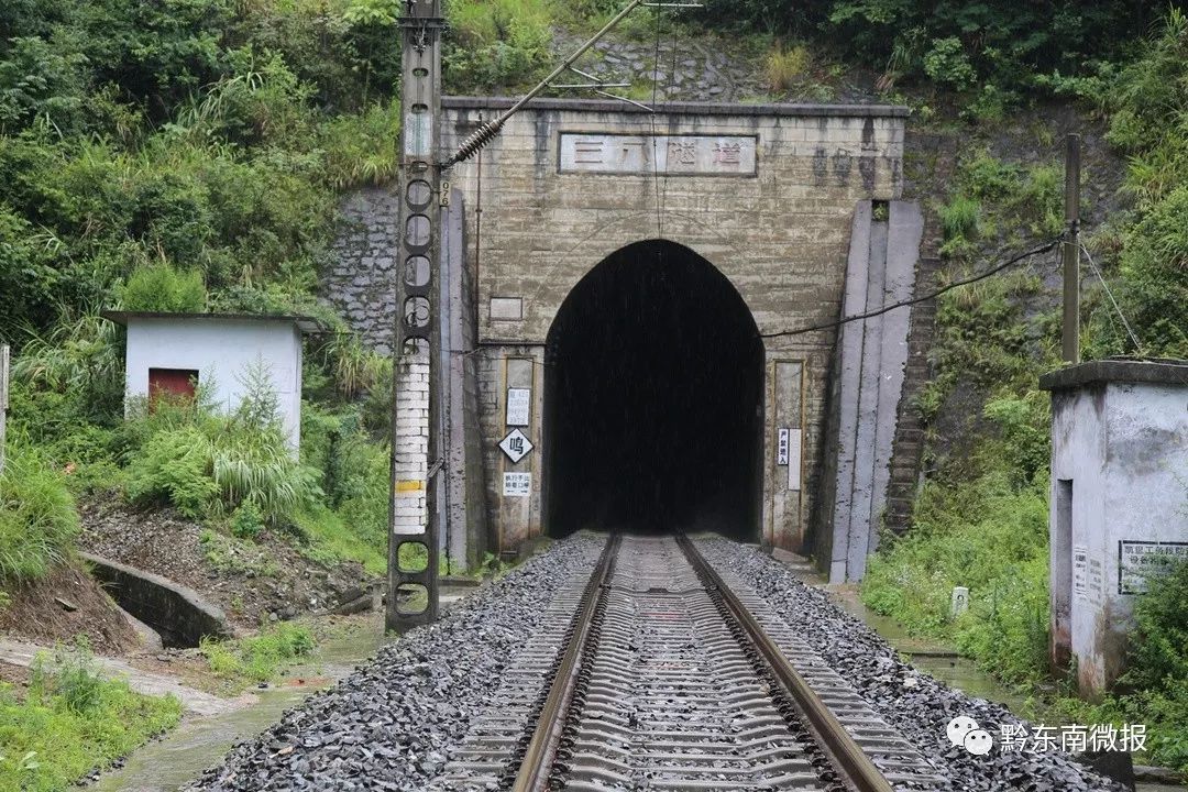 为了方便运营及养护,经施工单位建议,将三八隧道与甘田坡二号隧道用17