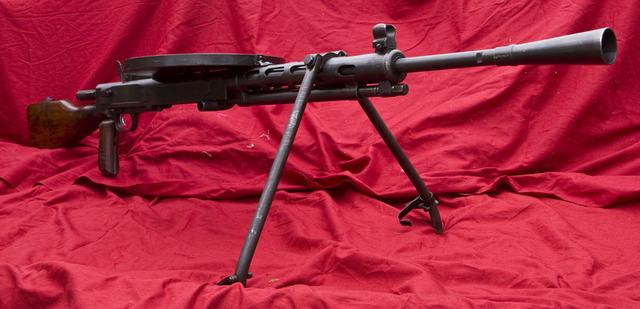 武器,与之相对应的如:美国的bar自动步枪(美军将其作为轻机枪使用),弹
