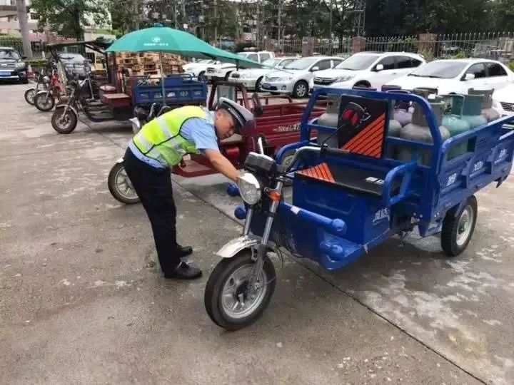 暫扣車輛;對車輛駕駛人員無證駕駛行為,處以拘留