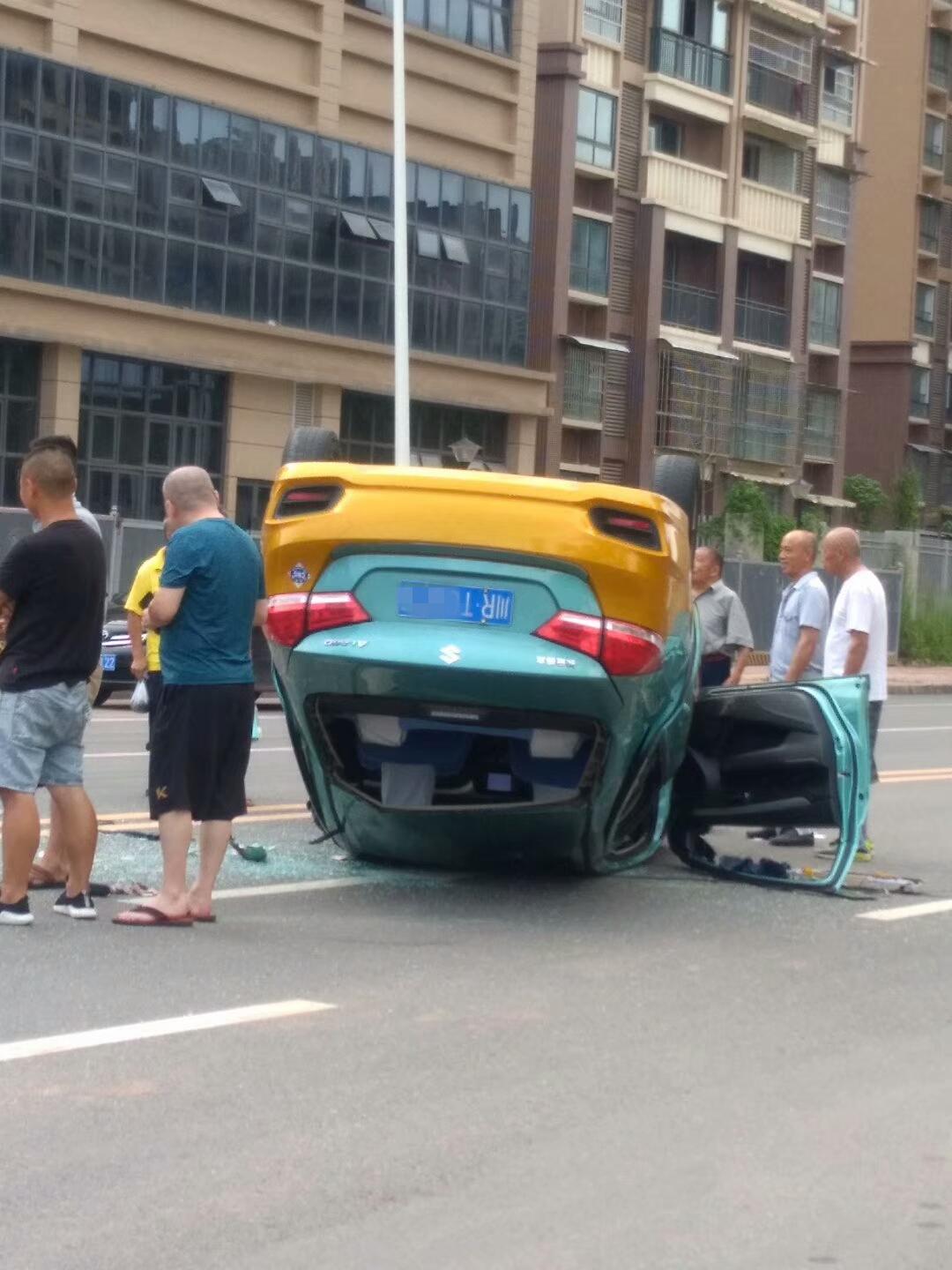 四川南充:两小车相撞,出租车被撞得四脚朝天,好吓人!