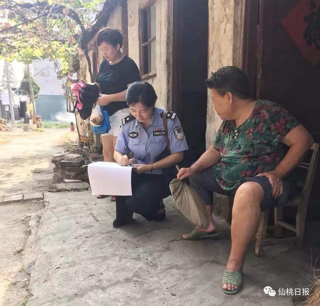 社区女民警潘静铿锵玫瑰保平安