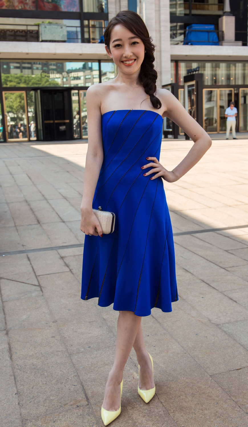 除了这个最流行的蓝色长裙,她的高跟鞋只露两个脚趾头,也是一种时尚和