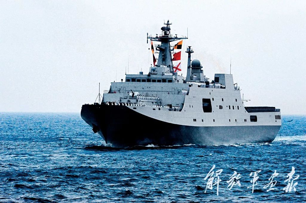 中国海军长征3号核动力潜艇中国海军新型歼击机编队进行空中表演