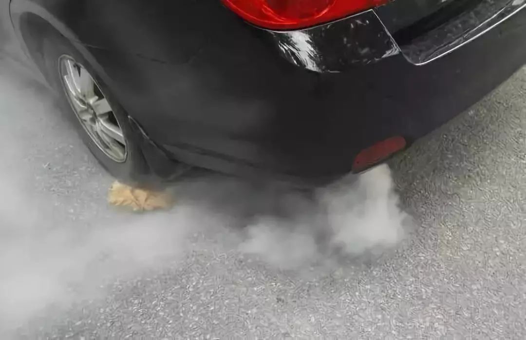 发动机故障现象:汽车行驶中发动机排气管排出大量白烟