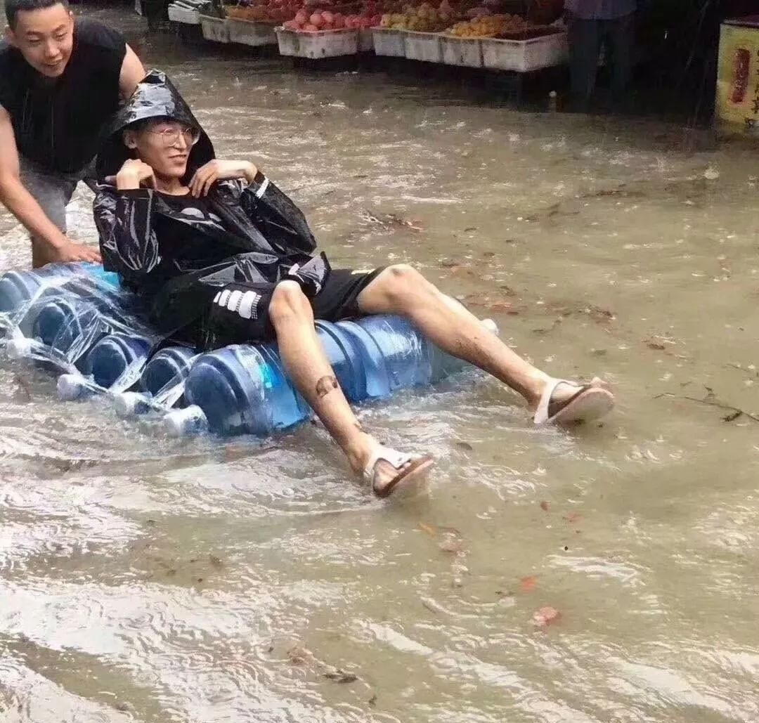 北京遭遇台风雨!全城开启"看海"模式!