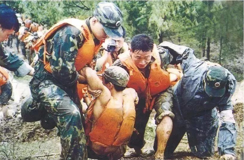 广州军区某团战士,1998年8月19日在公安县南平镇天兴垸抗洪抢险战斗中