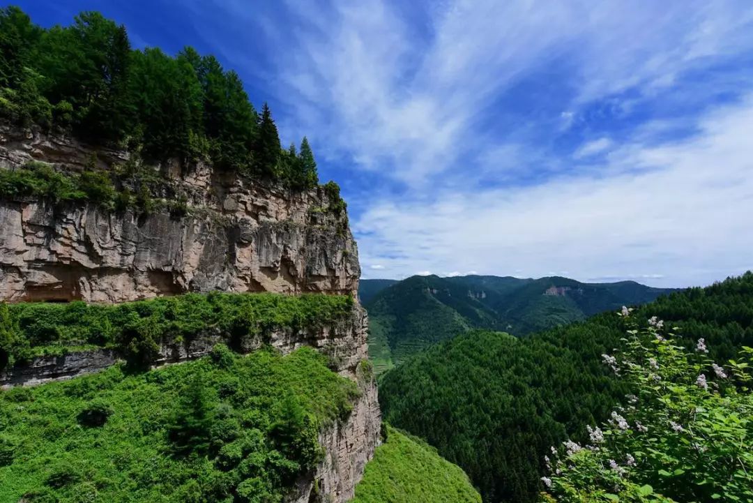 汾河源頭蘆芽山馬倫草原天池萬年冰洞懸空古棧道石門懸棺懸空村四日遊