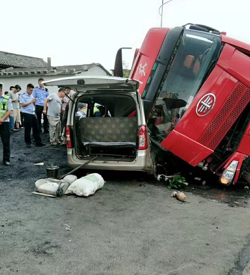 太吓人了!曲靖东山一货车侧翻 面包车瞬间被压扁