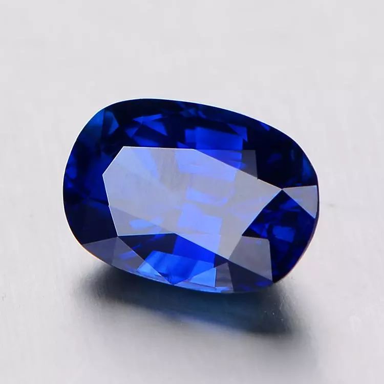 红蓝宝石的切割方式会影响红蓝宝石饰品的品质,也会影响佩戴后的效果