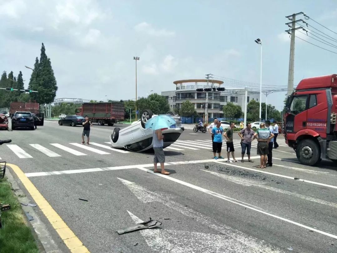 绵竹新车站附近发生车祸多辆车连环相撞