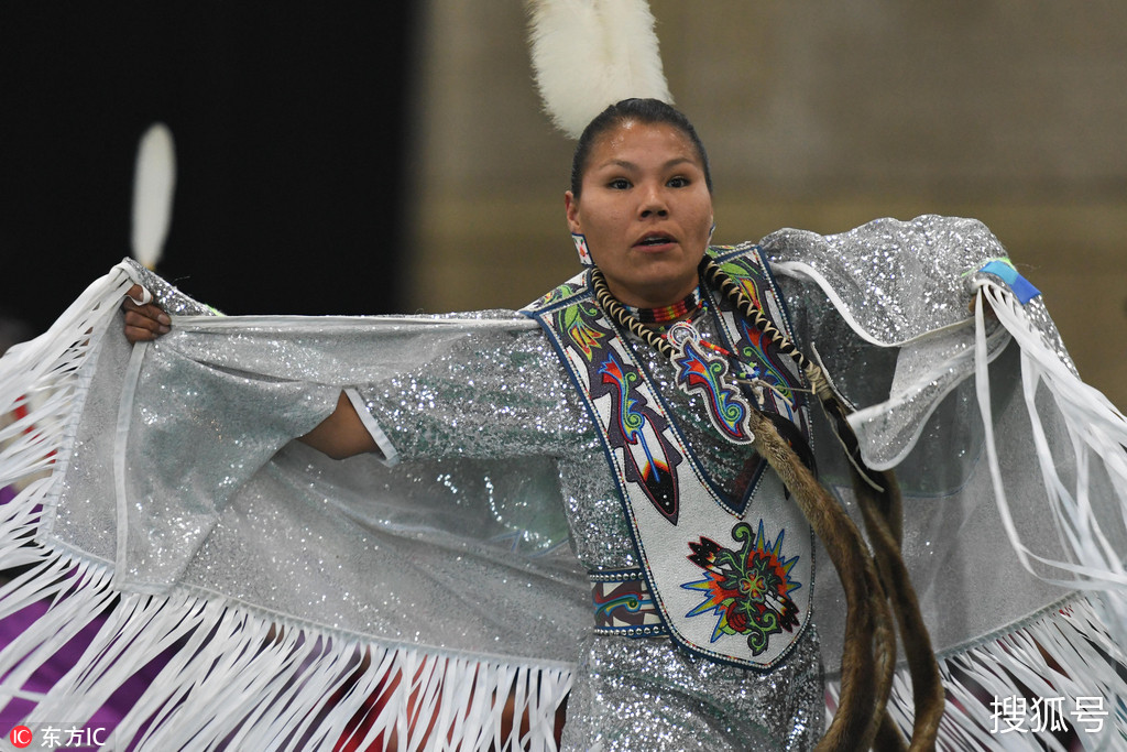 加拿大原住民庆祝淘金节 满屏民族风吸人眼球