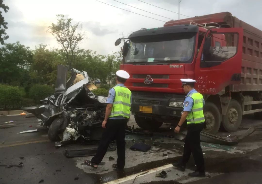 时涉事车辆车速较快,而在事发地附近就设置有限速40km/h的警示标志牌