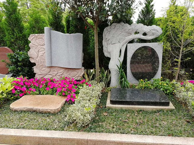 四川自贡艺术墓碑造型新颖不同颜色石材拼接的造型独具艺术感