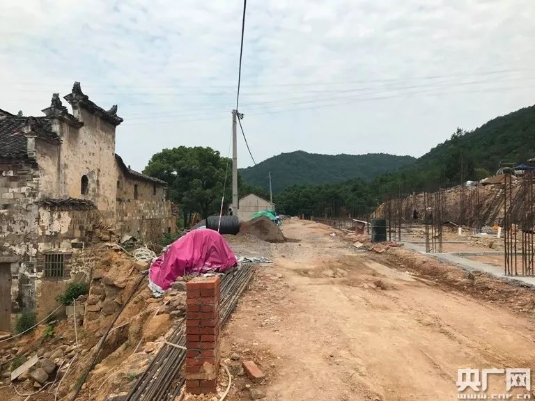 义乌市坑口村:一边是老旧房屋,一边正在进行新房建设