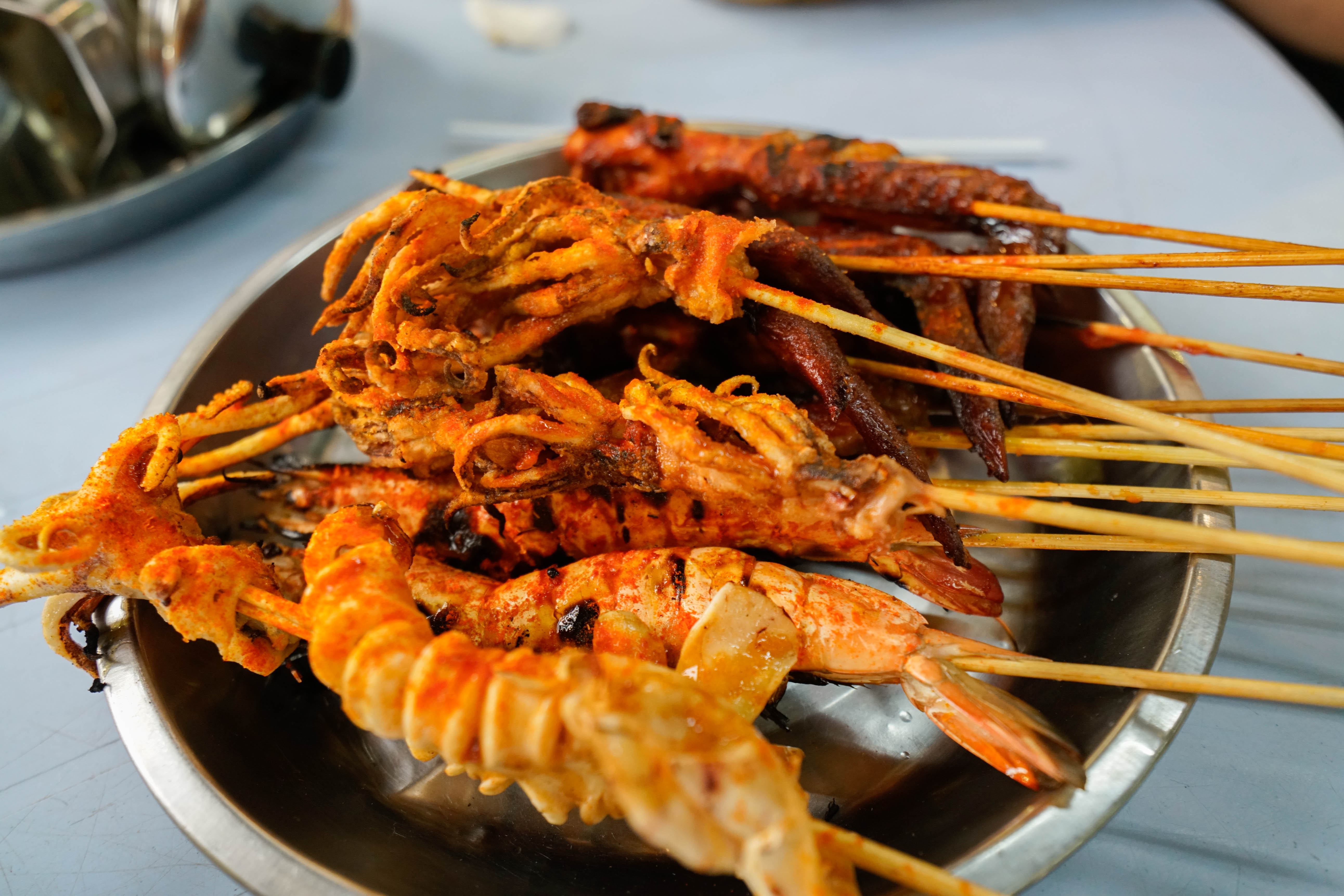 吉隆坡最受游客欢迎的一条美食街,蔡澜力荐,游客最爱烤魔鬼鱼