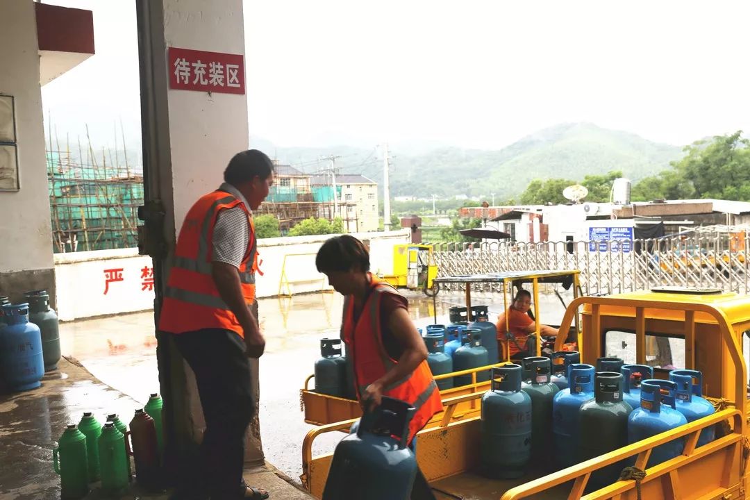 送气工持证上岗┃为了拿到这本证51岁的女送气工一有空就拉着丈夫一起