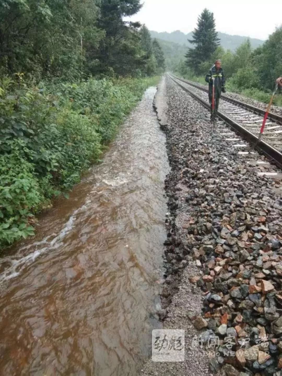 强降雨致我省铁路多趟列车停运→千人全力抢修水害线路