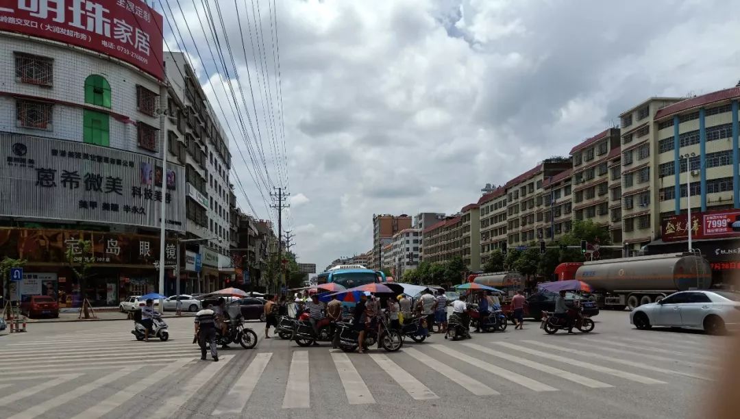 图为邵东红岭路与昭阳大道十字路口