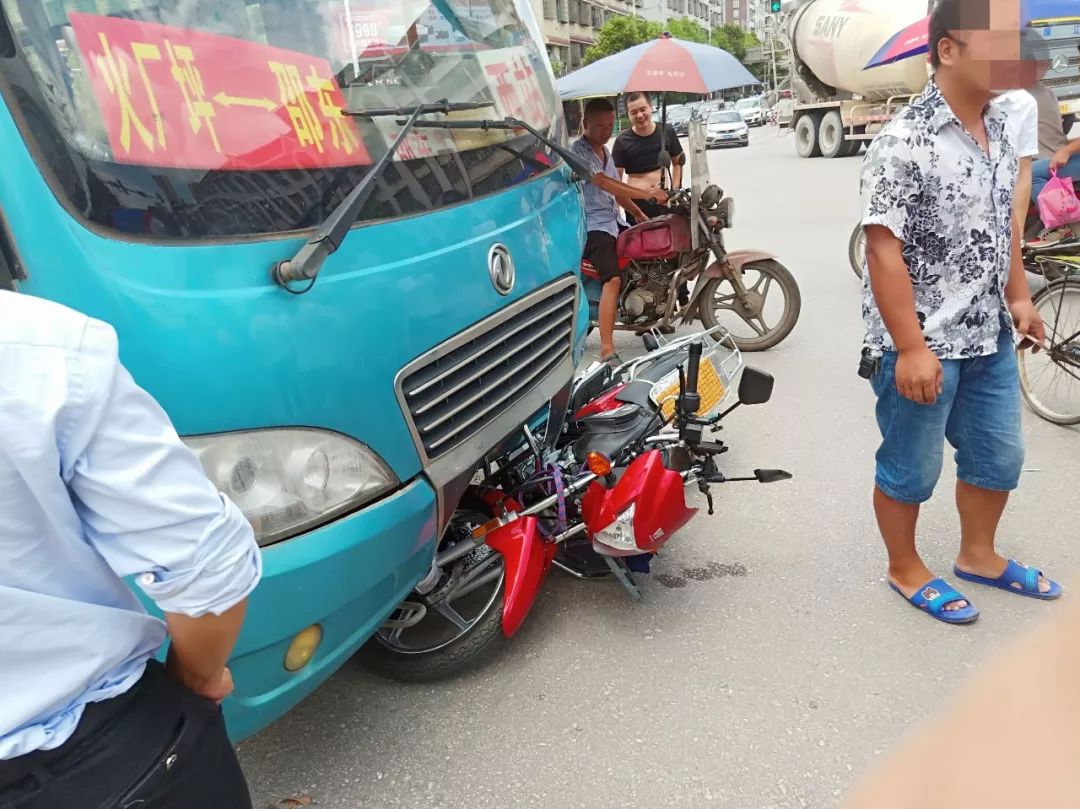 突发,邵东昭阳大道一摩托与中巴相撞,一美女满脸是血