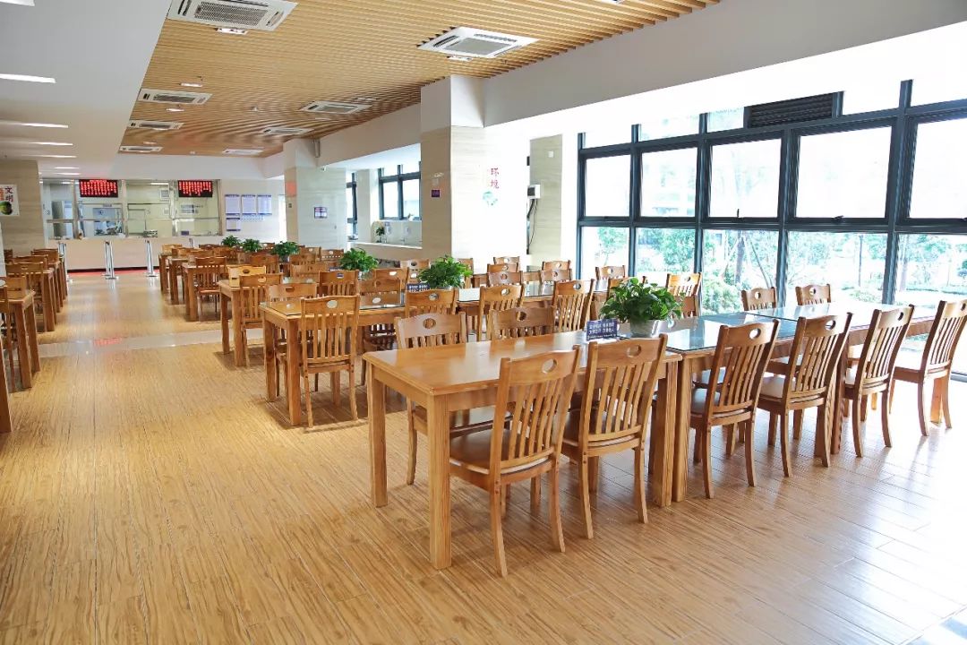 在餐品供应方面,公寓餐厅包括乘务员餐厅和广州南地区员工餐厅两个