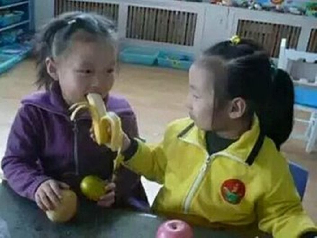 亚裔女孩吃香蕉 库存图片. 图片 包括有 表面, 愉快, 蔬菜, 生活方式, 聚会所, 现有量, 人们, 素食主义者 - 61952259