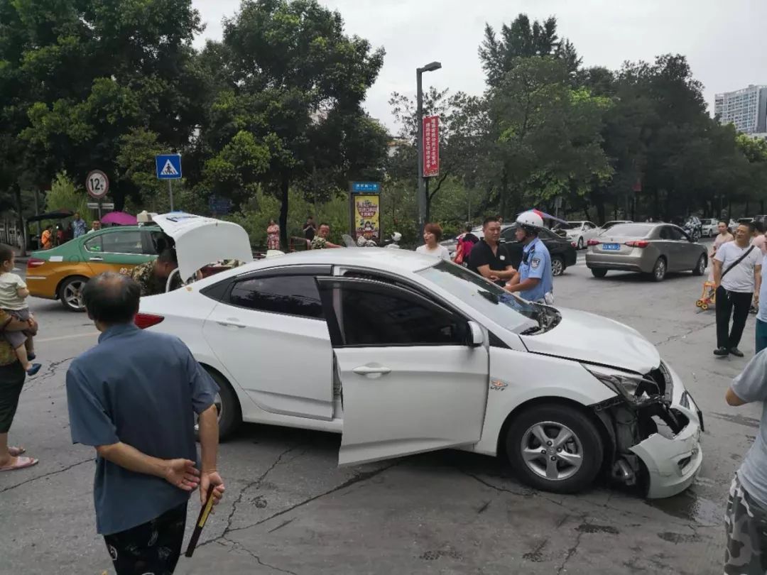 今天广安城南一号桥又双叒发生一起车祸