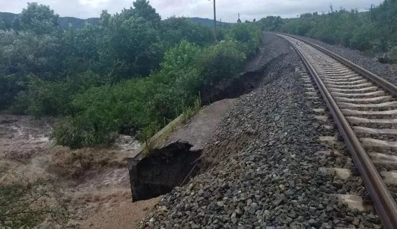 位于黑龙江省东部的汤林线受水害影响最大,汤林线67公里处的道床塌陷