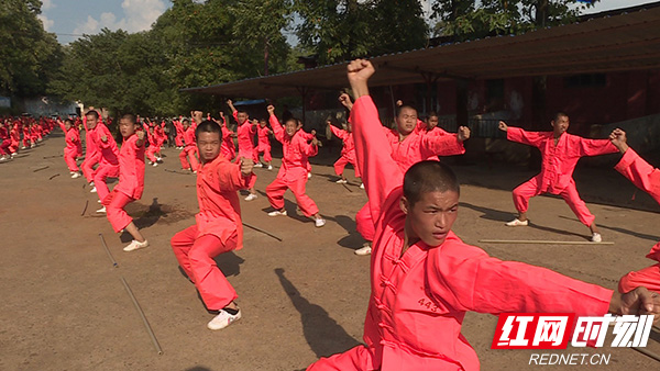 7月25日,衡東縣少林文武學校武術團隊正冒著酷暑天氣,加班加點排練.