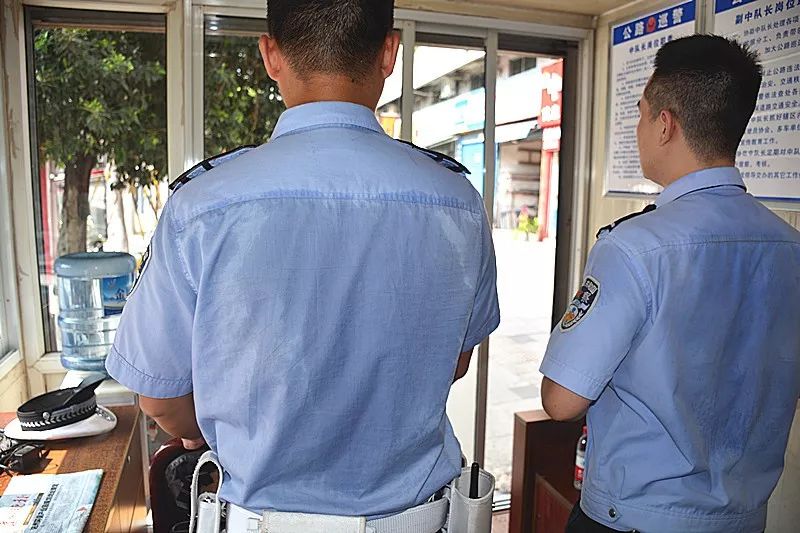 式并没有因高温而有丝毫放松,身上的浅蓝色警服早已湿透变成了深蓝色