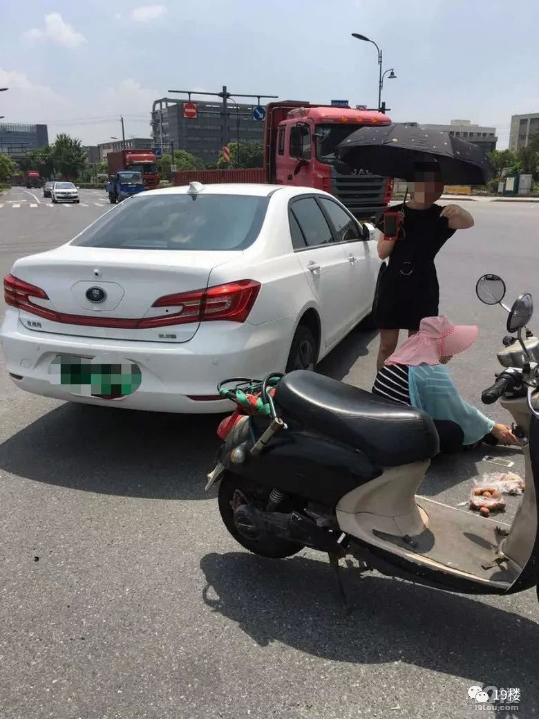 就在杭州下沙奧特萊斯以法蓮農莊那塊,撞倒一逆行電動車,但是他有理說