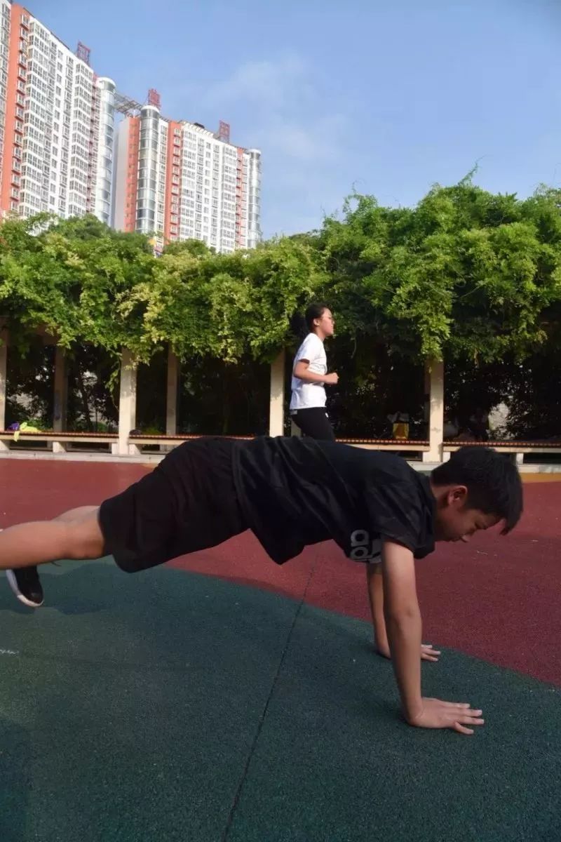 中学生背肌训练动作图片