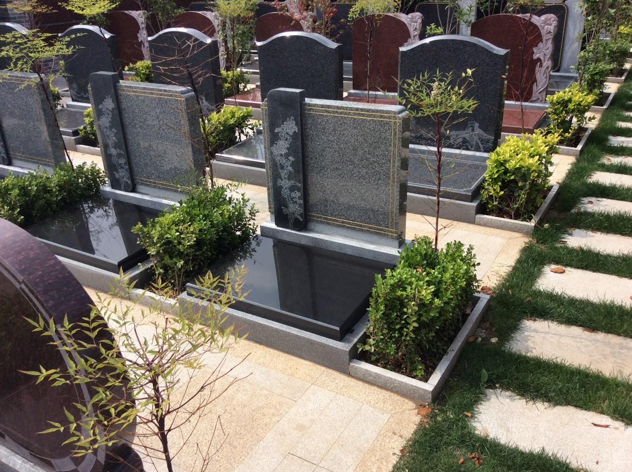 很多人通过墓碑的造型创新和艺术设计,将逝者的个人符号融入墓碑当中