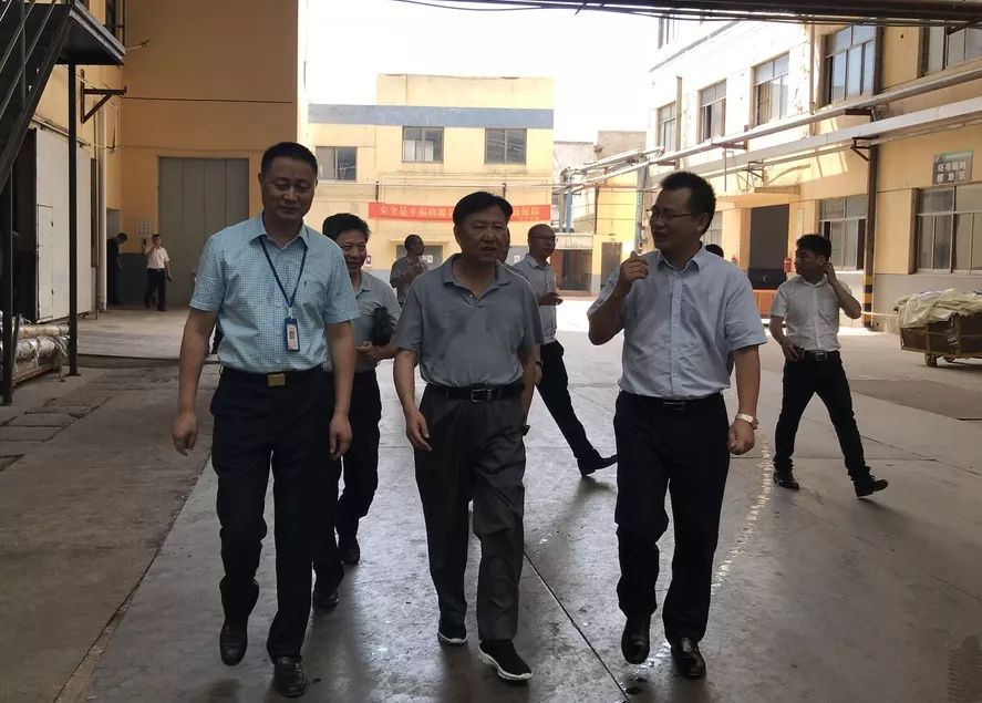 杨文龙董事长等人陪同毛主任一行参观了盛发生产车间,主要介绍了平网