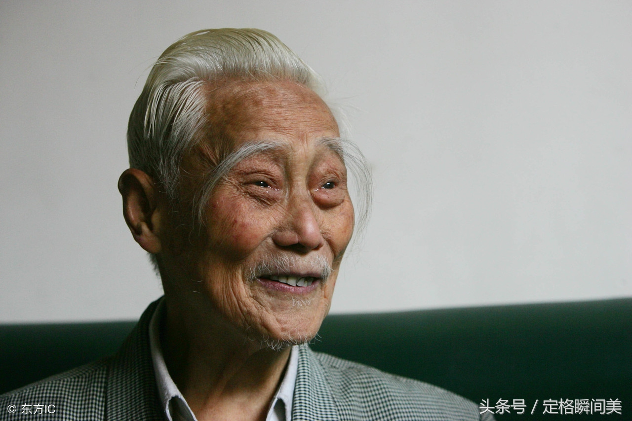 四川90岁老人的眉毛疯长几年内已长到10多厘米十分惹眼