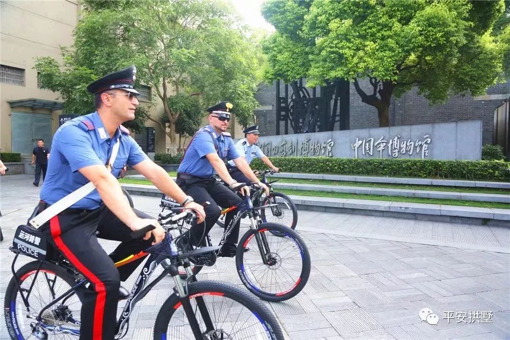 意大利警察化身运河骑警