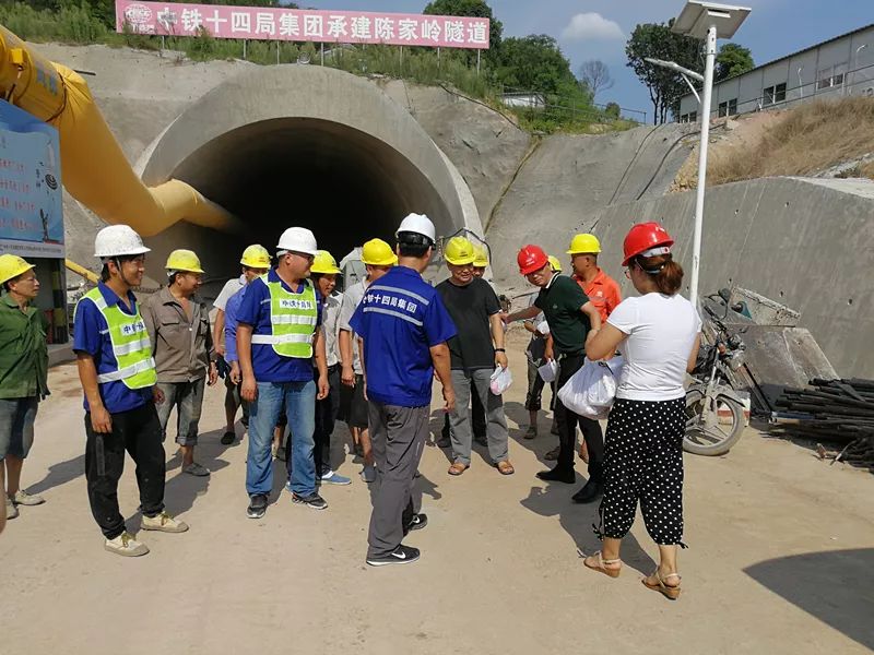 为表示对金甬铁路建设者的关爱和问候,新昌县铁建办主任石新春一行2人