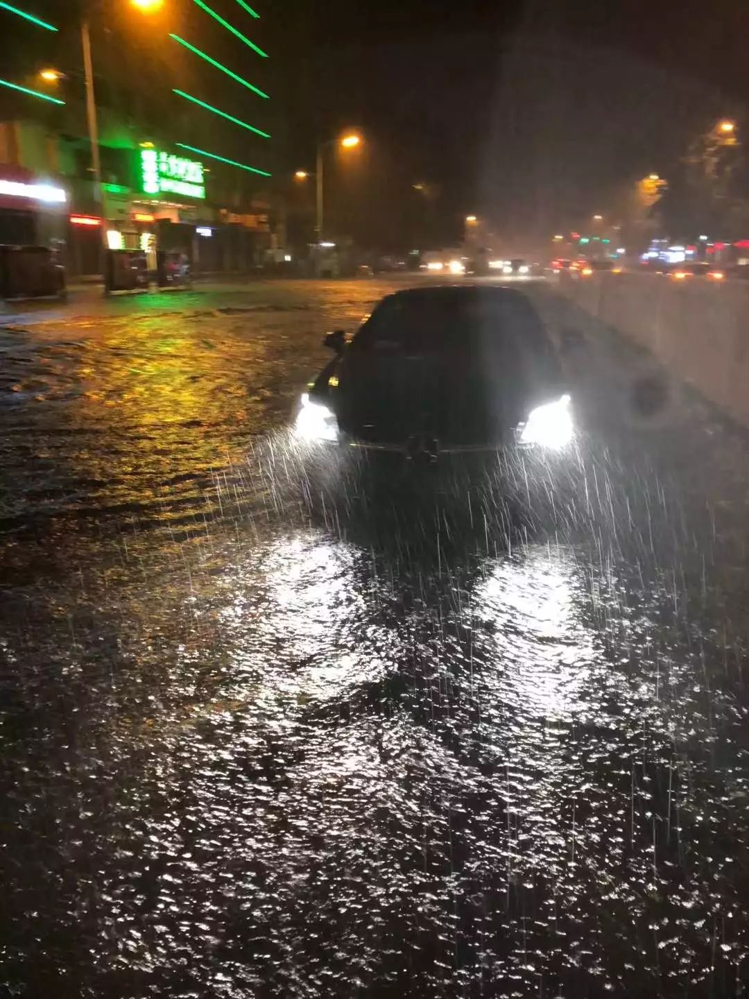 合肥昨晚突然狂風暴雨雷鳴電閃怎一個可怕了得