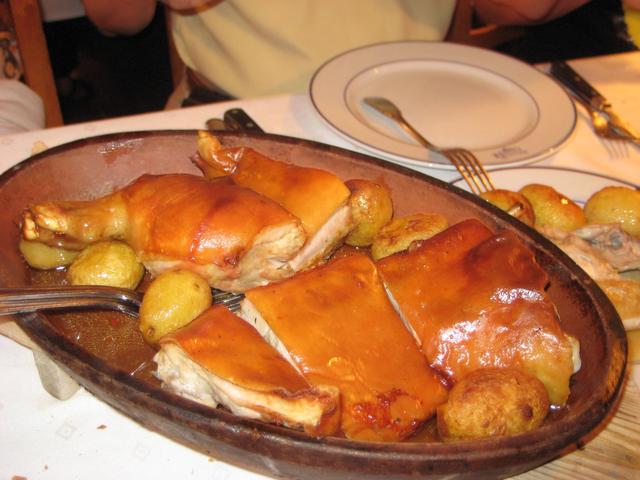 代的家族餐厅,品味顶级珍馐塞戈维亚烤乳猪!