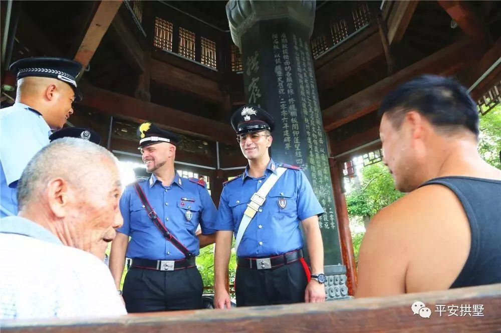 意大利警察化身运河骑警