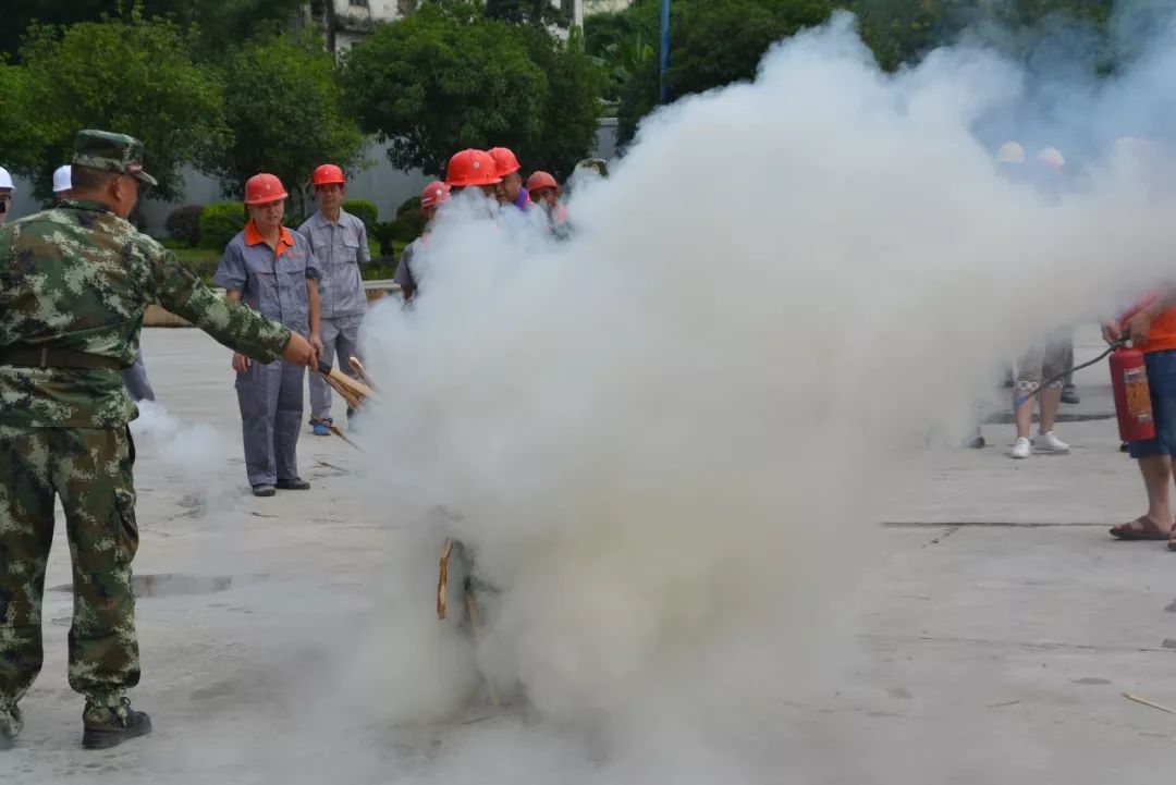 演练讲解结束,消防中队指导员还让全体员工进行了干粉灭火的实战演习