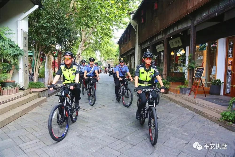 意大利警察化身运河骑警