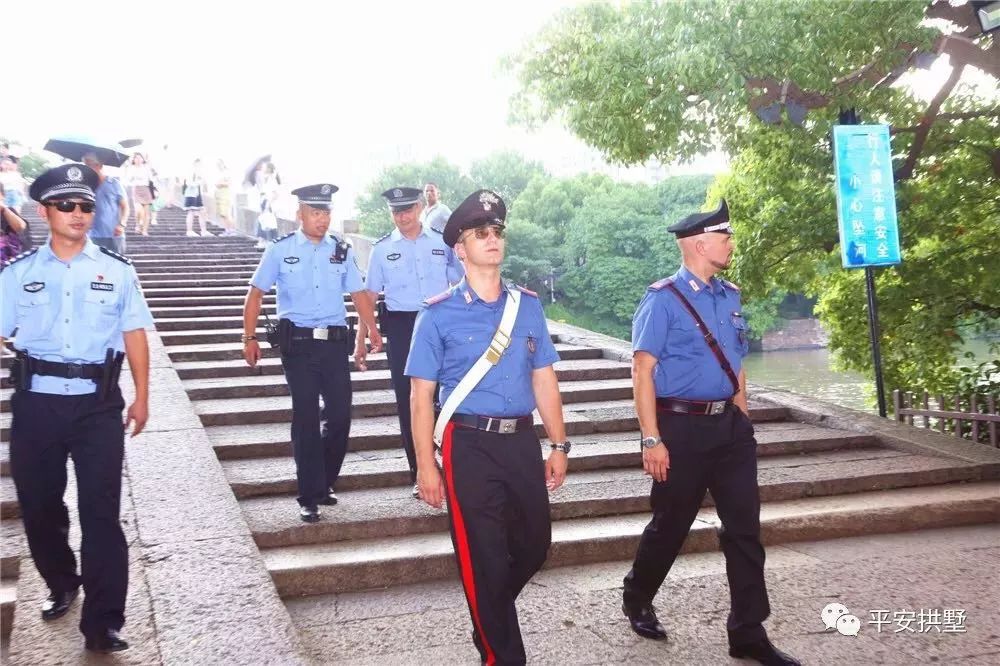 意大利警察化身运河骑警