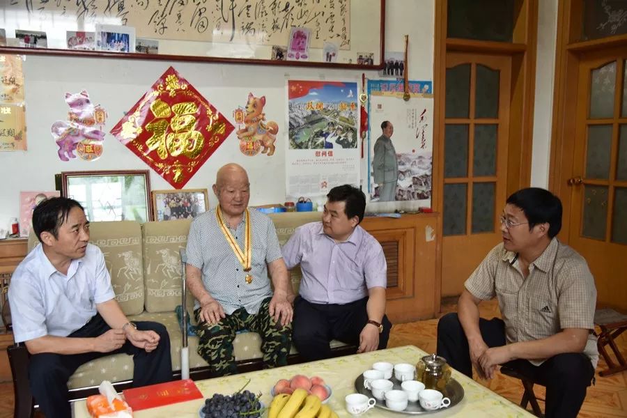 县人大常委会主任张宝武副县长孙善君一行到长山镇进行