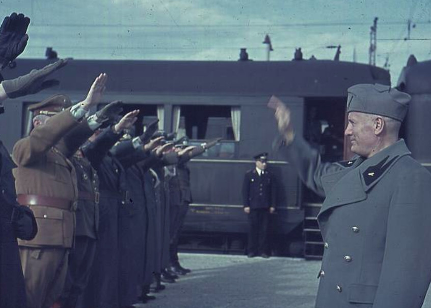双方各自和军队军官握手,军官们向墨索里尼行纳粹军礼