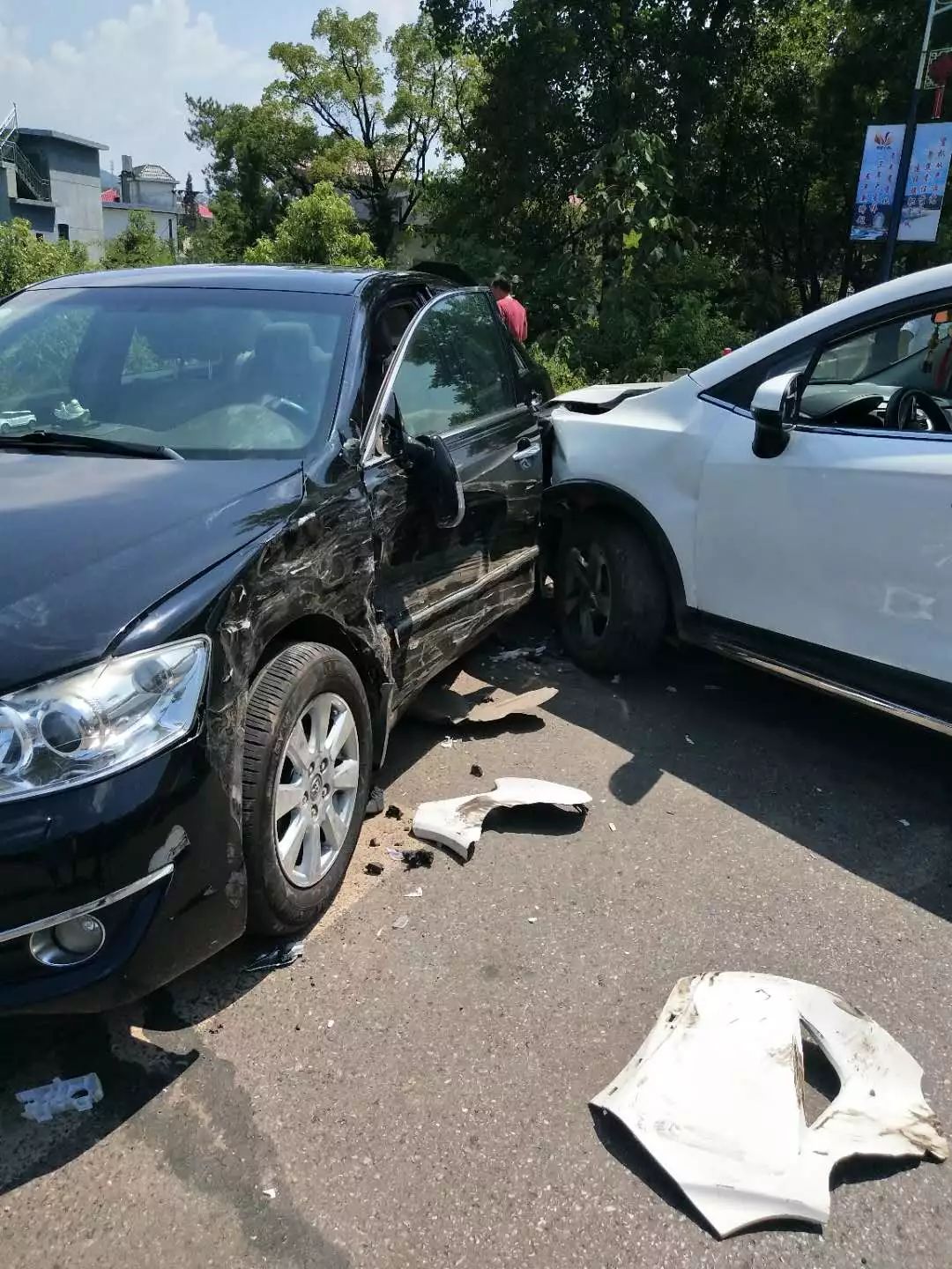 与一辆大型货车相撞车辆为两辆小轿车从现场拍摄照片来看但所幸无人员