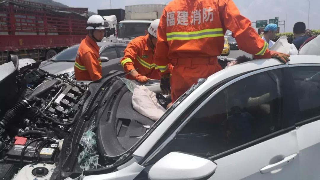 福州三环路离奇车祸:司机追尾脱困后狠砸被困副驾驶位置男子