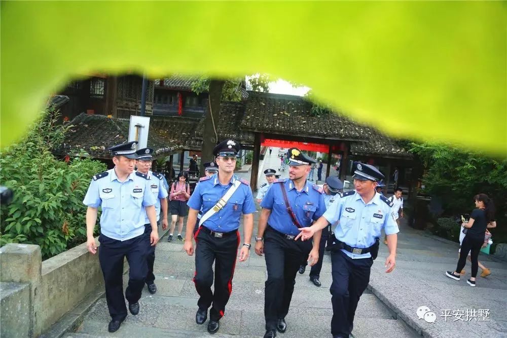 意大利警察化身运河骑警