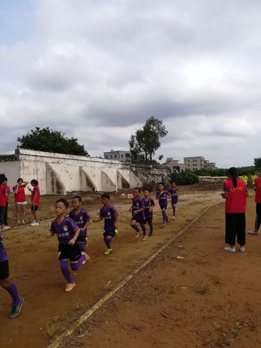 星期日吳川社會實踐分隊再次來到了吳川市覃巴鎮吉兆小學進行互動調研