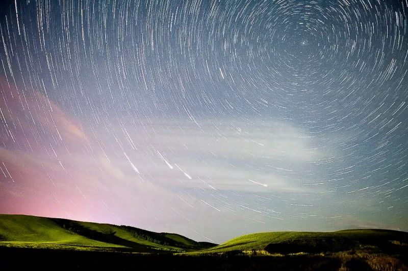 當夜色降臨太陽依依不捨的眷戀著地平線留下天際那一抹金輝壩上的璀璨